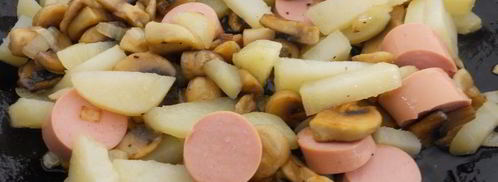 жареные шампиньоны с картофелем, сосисками и яйцом. Шаг 4