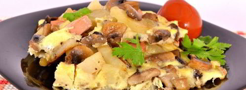 жареные шампиньоны с картофелем, сосисками и яйцом. Шаг 7