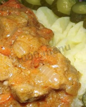 Гуляш из грудки с подливкой