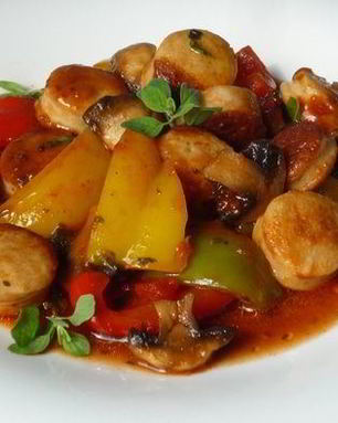 Гуляш из перца и жареных колбасок