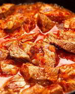 Гуляш с томатно-сливочным соусом