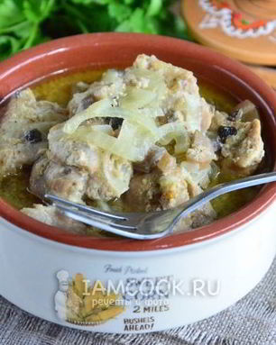 Куриный гуляш с грибами в соусе