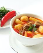 Суп-гуляш с сырными клецками