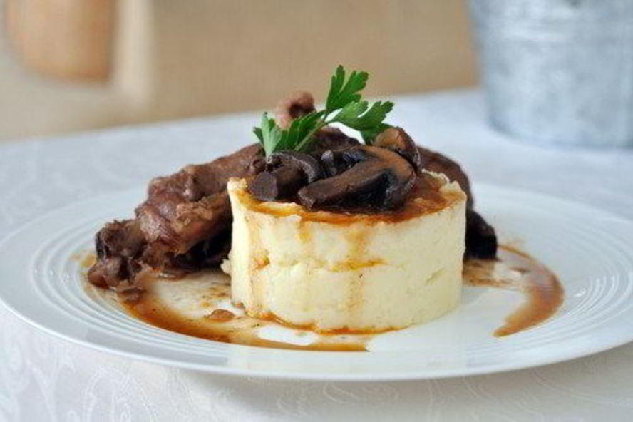 Рецепт картофельного пюре с голубым сыром и соусом из грибов с карамелизованным луком