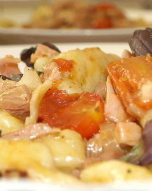 Картофельные ньокки с помидорами черри и копченой курицей