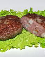 Говяжьи котлеты с копченым салом