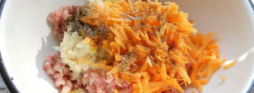 мясные котлетки с морковью и сметаной, запеченные под сырной корочкой. Шаг 3