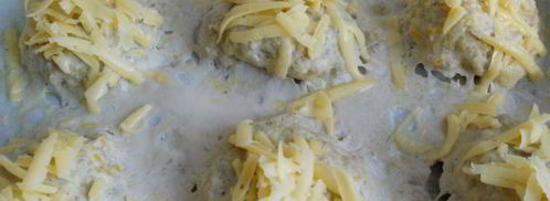 мясные котлетки с морковью и сметаной, запеченные под сырной корочкой. Шаг 7