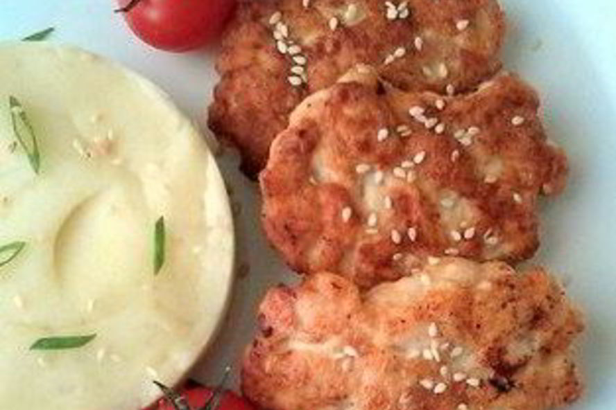 Рецепт рубленых куриных котлет со сметаной, кунжутом и сливочным пюре