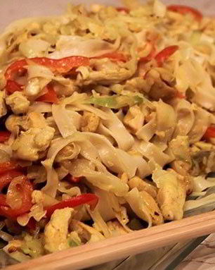 Лапша с куриной грудкой, овощами и кокосовым молоком по-тайски