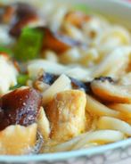 Лапша с курицей и грибами в азиатском стиле