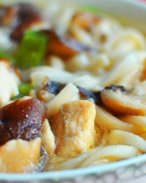 Лапша с курицей и грибами в азиатском стиле