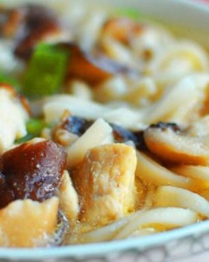 Лапша с курицей и грибами в азиатском стиле