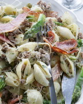 Макароны-ракушки со спаржей, горохом и беконом