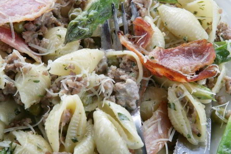 Рецепт макарон-ракушек со спаржей, горохом и беконом