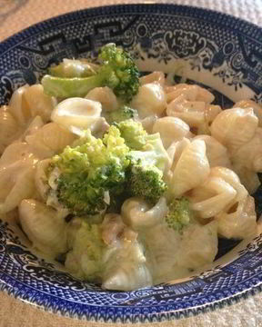 Макароны с лососем и брокколи