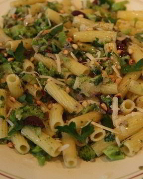 Паста с брокколи, оливками и кедровыми орешками