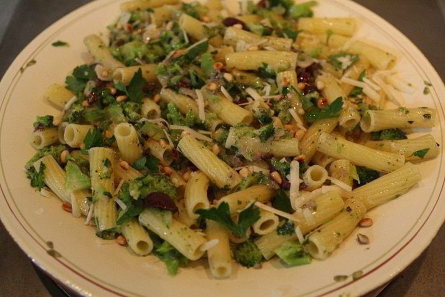 Рецепт пасты с брокколи, оливками и кедровыми орешками