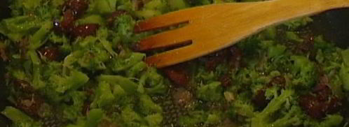 паста с брокколи, оливками и кедровыми орешками. Шаг 12