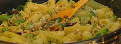 паста с брокколи, оливками и кедровыми орешками. Шаг 13