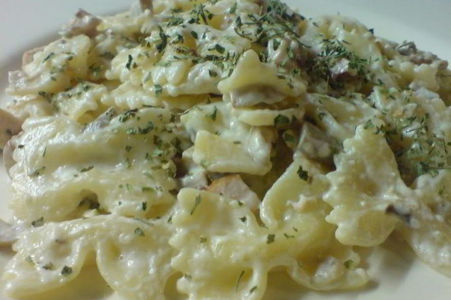 Рецепт пасты с грибами и беконом под сливочным соусом