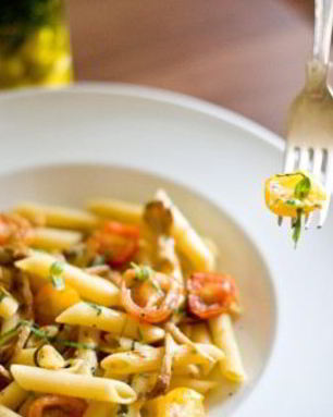 Паста с грибами и помидорами