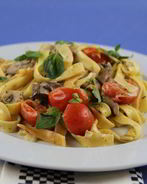 Паста с грибами, томатами черри и соусом со сливками и песто