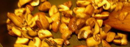 паста с грибами, томатами черри и соусом со сливками и песто. Шаг 3