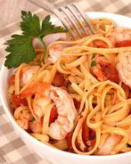 Паста с креветками, томатами и базиликом