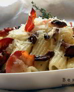 Паста с лисичками, пряными травами и хрустящей грудинкой