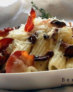 Паста с лисичками, пряными травами и хрустящей грудинкой