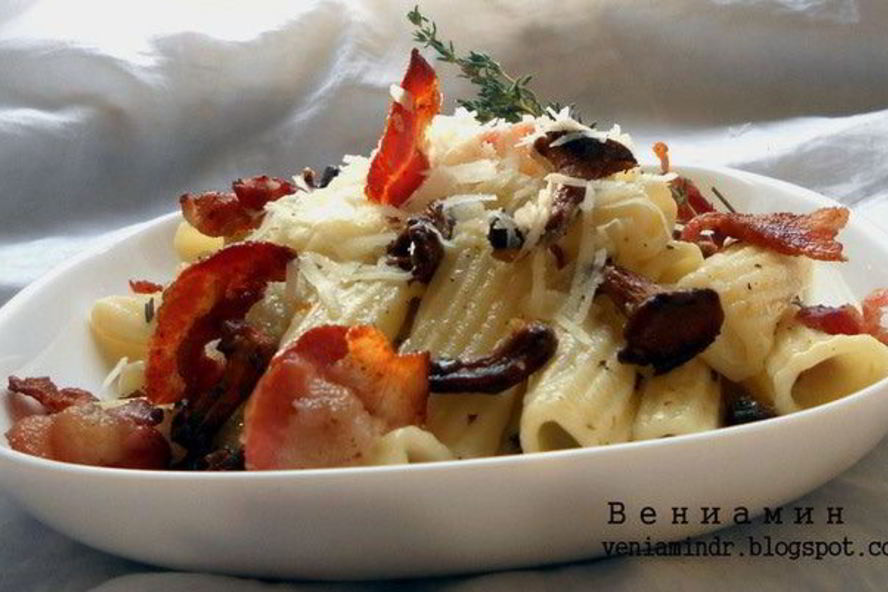 Рецепт пасты с лисичками, пряными травами и хрустящей грудинкой