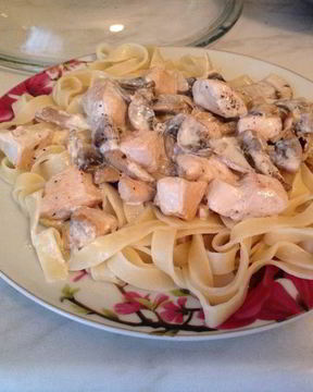 Паста с шампиньонами и курицей в сливочном соусе