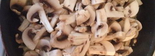 паста с шампиньонами и курицей в сливочном соусе. Шаг 4