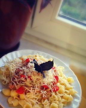 Паста с тунцом, помидорчиками и пармезаном