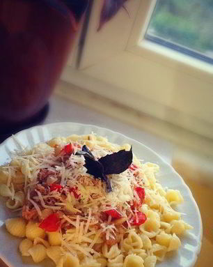 Паста с тунцом, помидорчиками и пармезаном