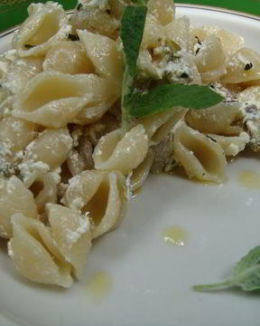 Паста с творогом, каперсами и мятой