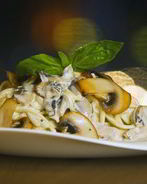 Паста в сливочном соусе с шампиньонами