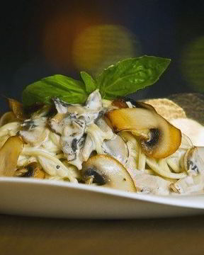 Паста в сливочном соусе с шампиньонами