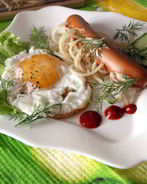 Сосиска со спагетти и яйцом