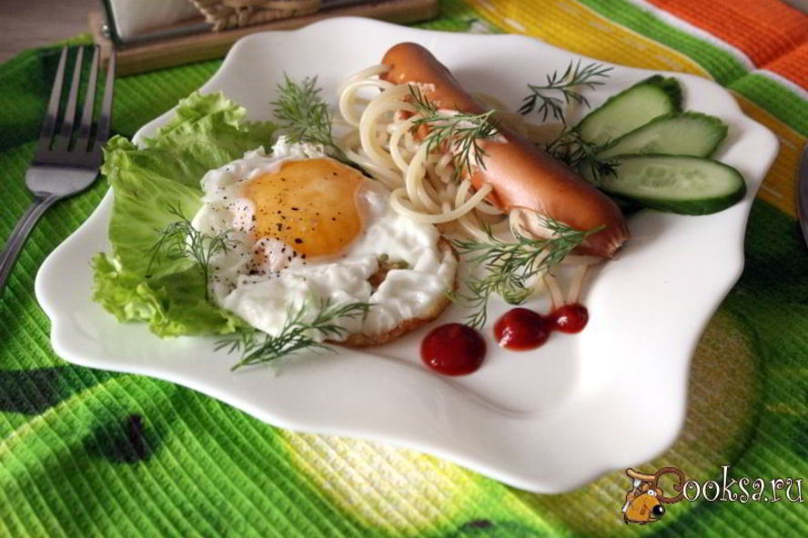 Рецепт сосиски со спагетти и яйцом