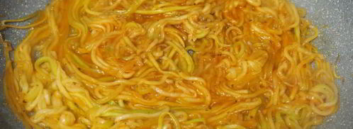 спагетти из кабачка с кунжутом и кетчупом. Шаг 5