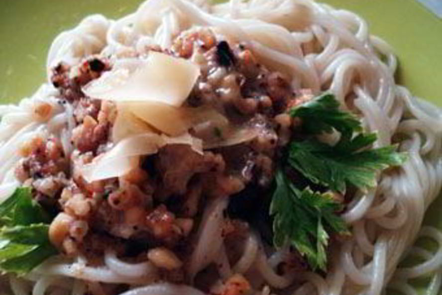 Рецепт спагетти с карамелизованными орехами и сливочным соусом