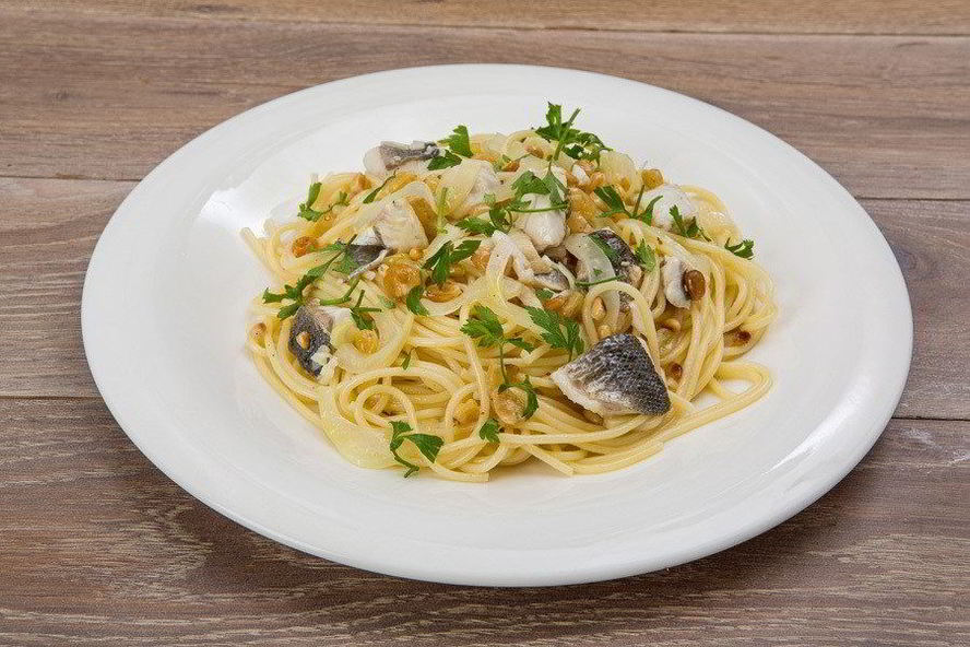 Рецепт спагетти с сибасом, изюмом и кедровыми орешками