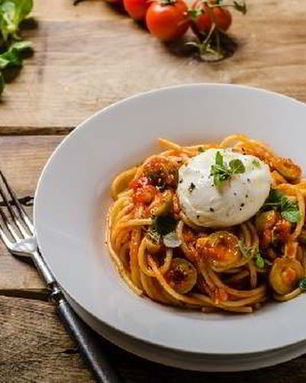 Спагетти с томатно-овощным соусом и яйцом