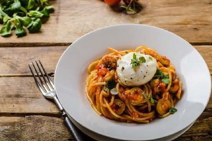 Рецепт спагетти с томатно-овощным соусом и яйцом