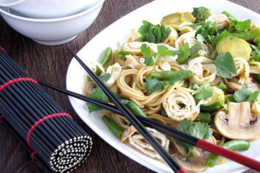 Рецепт японской лапши с овощами и омлетом