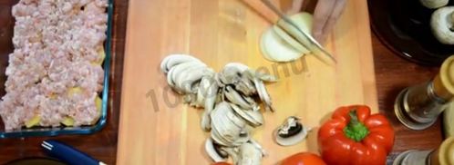 картошка по-французски с фаршем помидорами грибами. Шаг 4