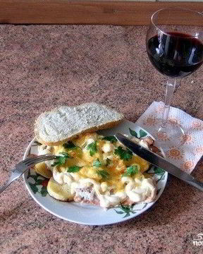 Мясо по-французски с картофелем и помидорами