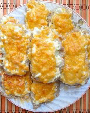 Мясо по-французски с луком и сыром